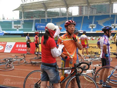 图文：《银牌车手》首次探班--黄渤车手造型