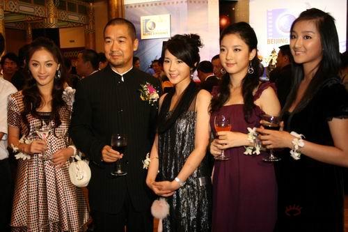 图文：“北京放映”落幕--张国立被美女“包围”