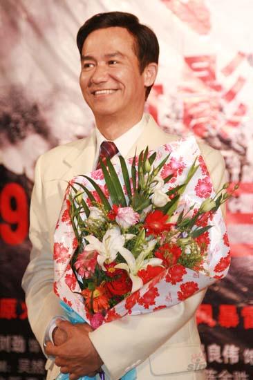 图文：《八月一日》观众见面会--李子雄笑容满面