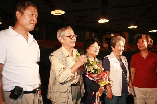 图文:《八月一日》见面会--革命后代谈观后感