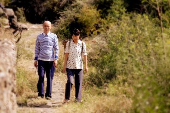 图文：葛优闫妮加盟《山区》--徜徉乡间小路