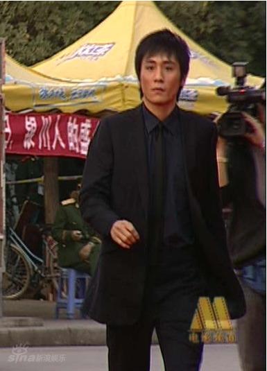 图文：男明星突破传统着装-刘烨