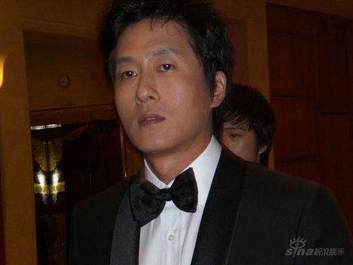 图文：金柱赫黑礼服现身酒店小领结神采奕奕