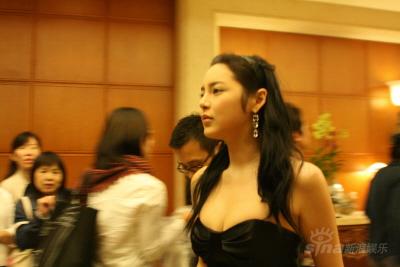 图文：朴时妍低胸装现身酒店又乳挤爆性感喷血