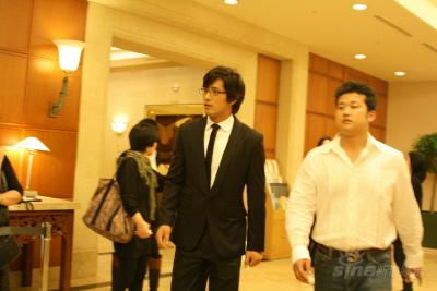 图文：吴志浩戴眼镜亮相帅气沉稳男人本色