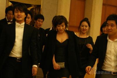 图文：甘宇成崔江姬微笑现身酒店被众人簇拥