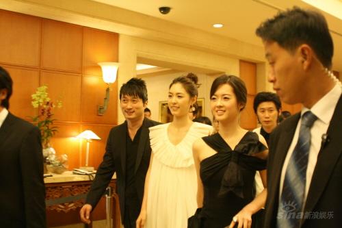 图文：李妍熙与高雅罗娃娃装娇艳动人比清纯