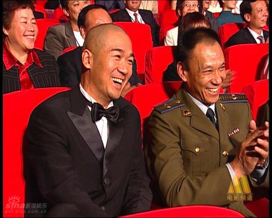 图文：金鸡百花颁奖礼幽默瞬间--张国立冯远征