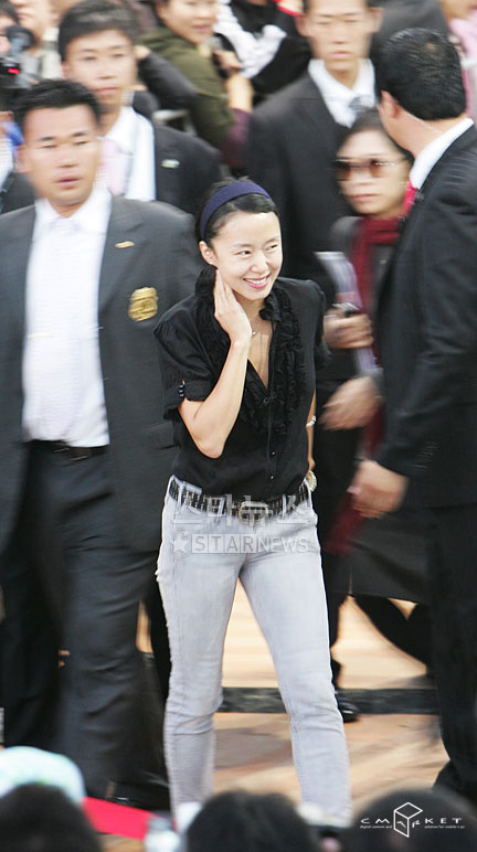 图文：全度妍姜秀妍携手亮相--全度妍休闲亮相