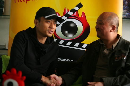 图文：《集结号》主创聊天--张涵予与刘恒握手
