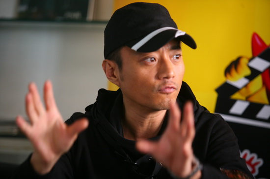 图文：《集结号》主创聊天--张涵予做手势
