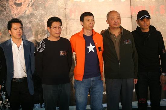 图文:《集结号》官网启动--影片主创合影