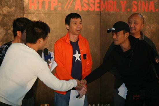 图文：《集结号》官网启动--黄健翔与张涵予握手