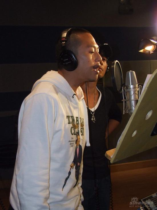 图文:《集结号》录歌--邓超诠释歌曲