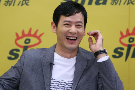 图文：《命运呼叫转移》聊天--邱心志笑容满面