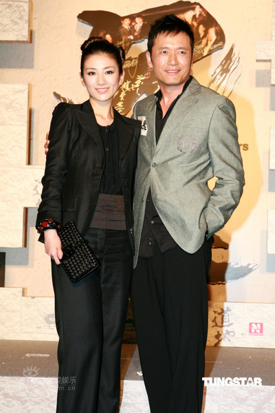图文：《兄弟》香港首映--苗侨伟轻搂黄奕