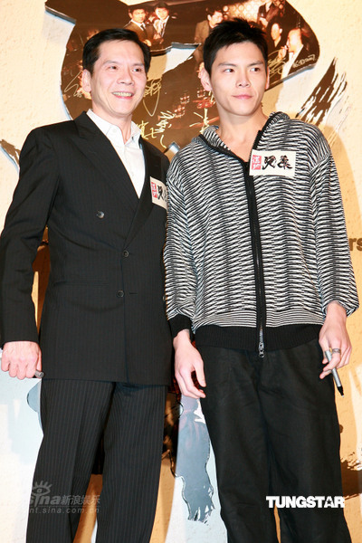 图文:《兄弟》香港首映--向华强与儿子