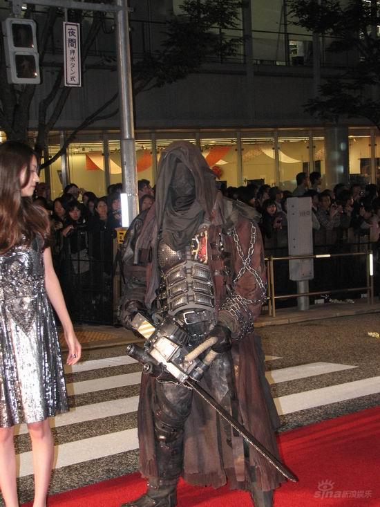 图文:东京电影节开幕--刽子手押送美女登场