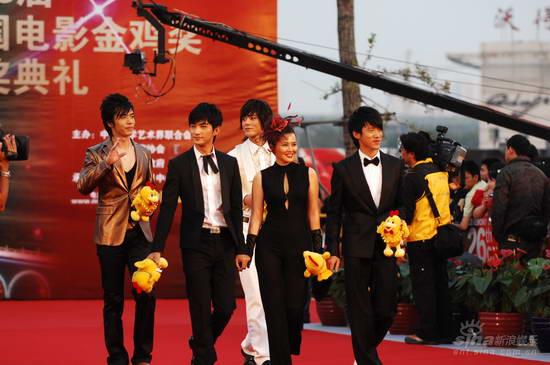 图文:金鸡百花电影节红毯--好男儿复古装登场