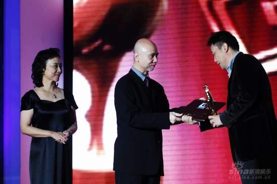 图文:金鸡百花电影节颁奖礼-黄梅莹鲍德熹颁奖