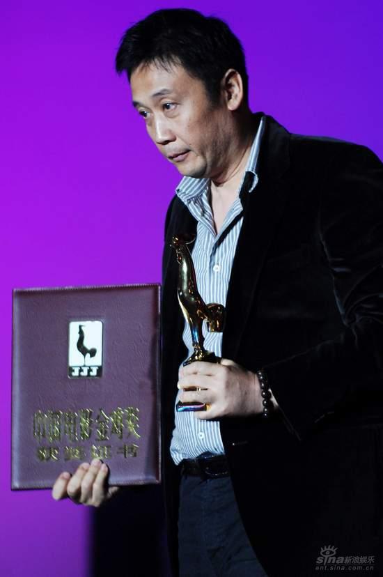 图文:金鸡百花电影节颁奖礼-曾念平捧奖杯流泪