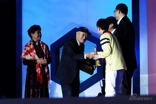 图文:金鸡百花颁奖礼--《宝葫芦的秘密》得奖