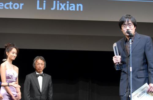 图文:东京电影节颁奖礼--李继贤携沈佳妮领奖