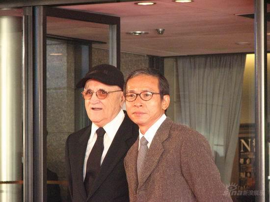 图文:东京电影节红毯秀-吴念真和塞吉-洛塞克