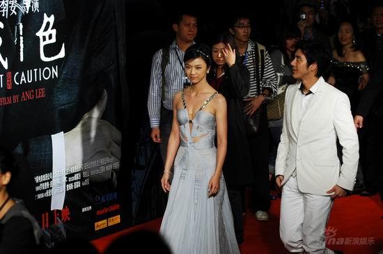 图文：《色戒》上海首映--汤唯王力宏亮相红毯