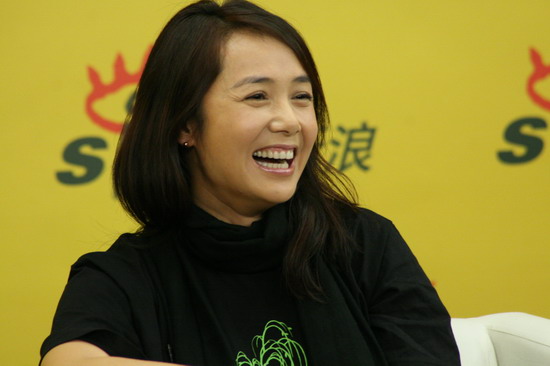 图文：顾长卫蒋雯丽做客新浪--蒋雯丽开怀大笑