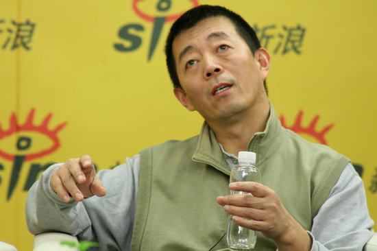 图文：顾长卫蒋雯丽做客新浪--顾长卫若有所思