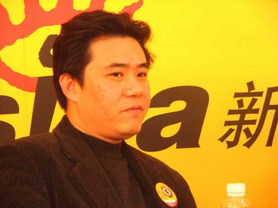 图文：颜丙燕庄宇新新浪庆功-庄宇新思索问题