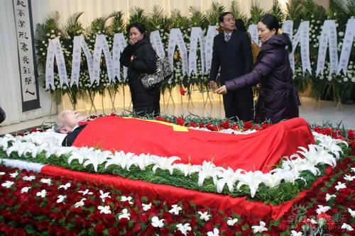图文:孙道临遗体告别仪式 来宾向孙老遗体献花