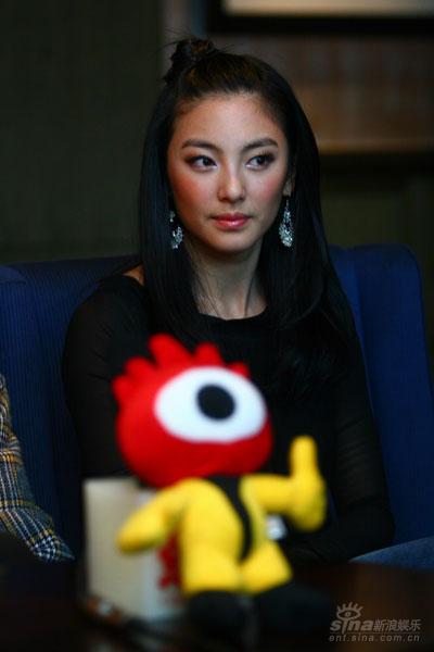 图文《长江七号》主演专访-张雨绮美艳动人