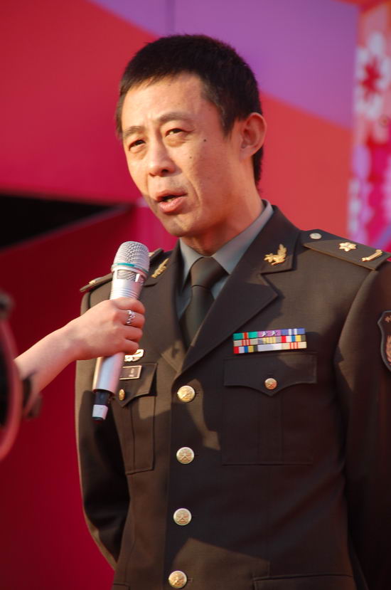 图文:大学生电影节红毯-侯勇一身军装亮相