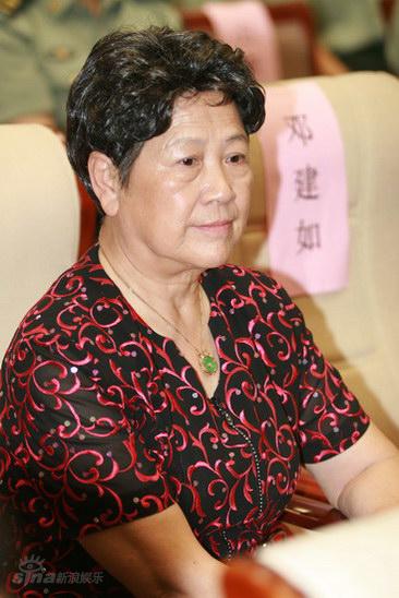 图文:霓虹灯下新哨兵--老一辈艺术家陶玉玲