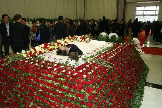 新浪娱乐讯 2008年10月26日下午,著名导演谢晋追悼会在上海龙华殡仪馆