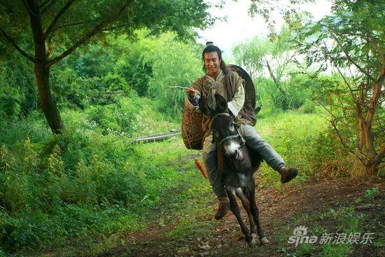 图文:《大笑江湖》热拍-小沈阳骑着小毛驴
