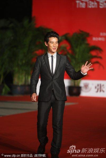 图文:上海电影节闭幕红毯-蒲巴甲亮相红毯