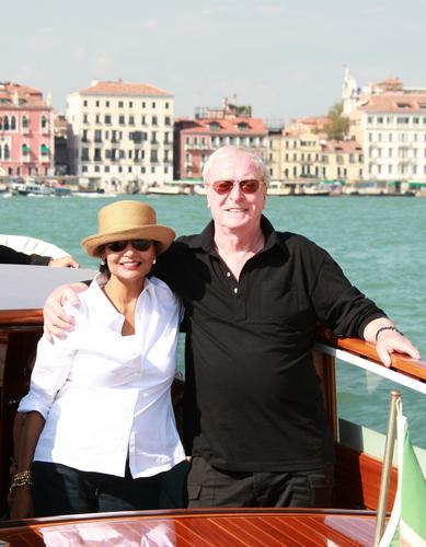 迈克尔-凯恩携妻子游览水城 裘德洛同行(图)