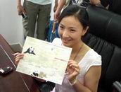 组图：陆川陈小艺小陶虹四川雅安认养大熊猫