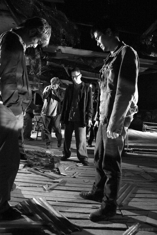 《铁三角》:劝君莫惜金缕衣