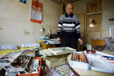 家里的布置虽然简陋,但是魏绪成化妆的工具却可以铺满半个小屋。