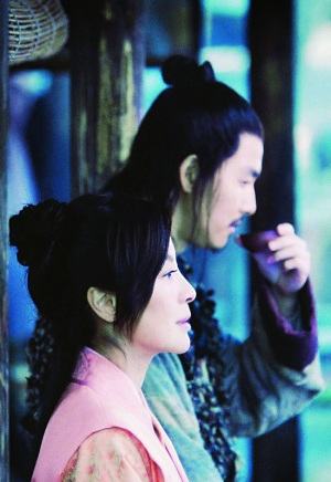 杨紫琼演的曾静和郑雨盛演的江阿生雨中渐生情愫