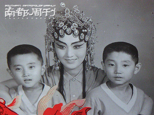 张亚东(右)与弟弟亚军与母亲合影