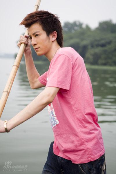 资料图片：绝对男生湖上泛舟帅气-陈超尉