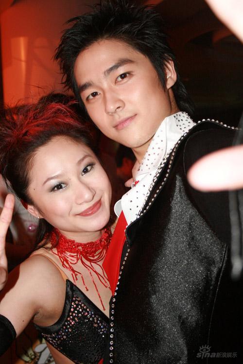 资料图片:明星大练冰决赛花絮-教练和秦岚说笑