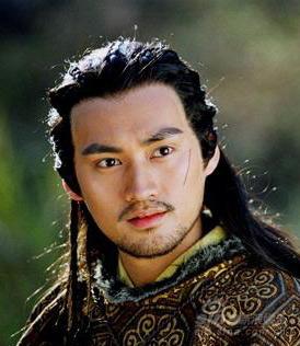 袁弘期待金字塔里避暑 展示盛夏拍戏百宝箱(图