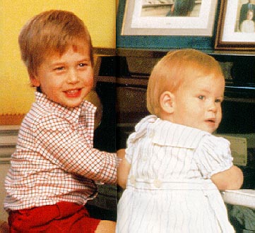 资料图片:戴安娜与两个儿子--学弹钢琴