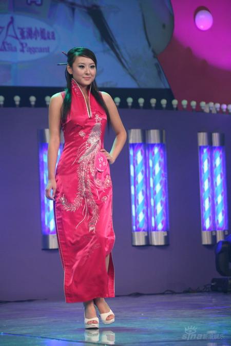 图文:<em>07年亚姐内地总决赛</em>--李仪着旗袍面若桃花